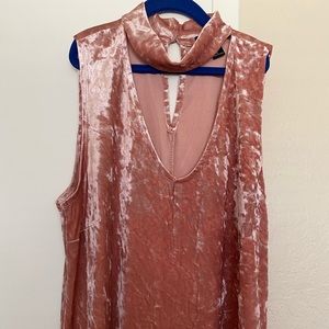 Body-con velvet pink dress